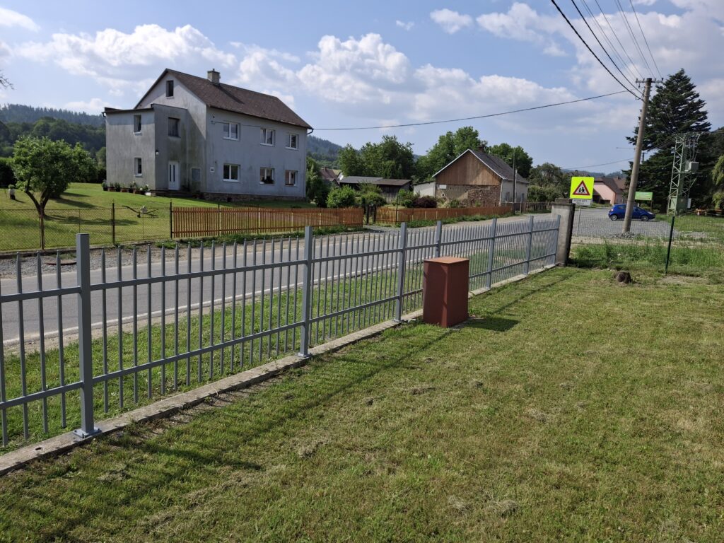 Realizace svařovaného plotu s ozdobnými konci