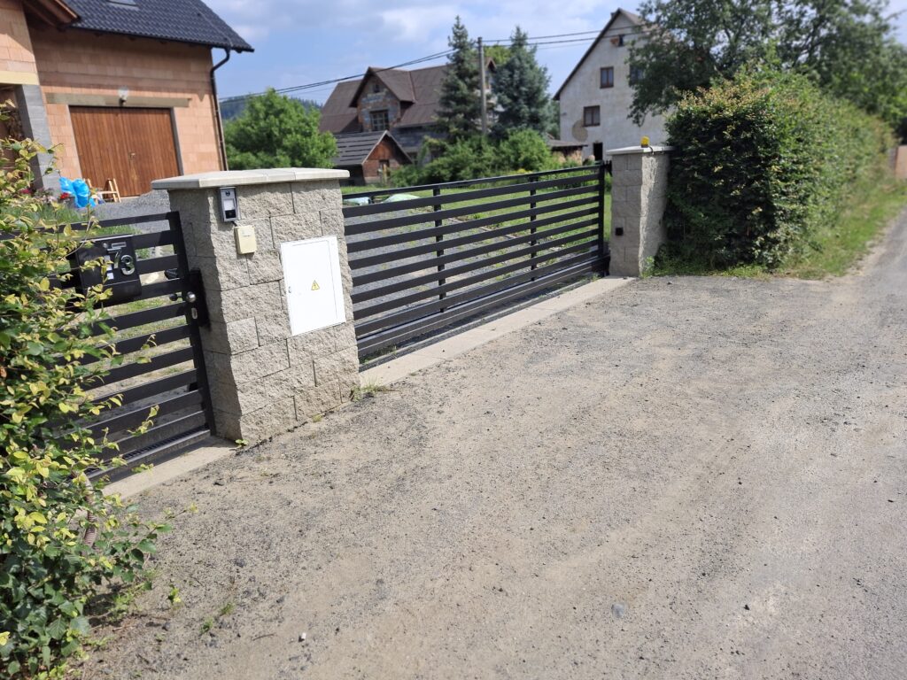 Posuvná brána a branka s přístupovým systémem 