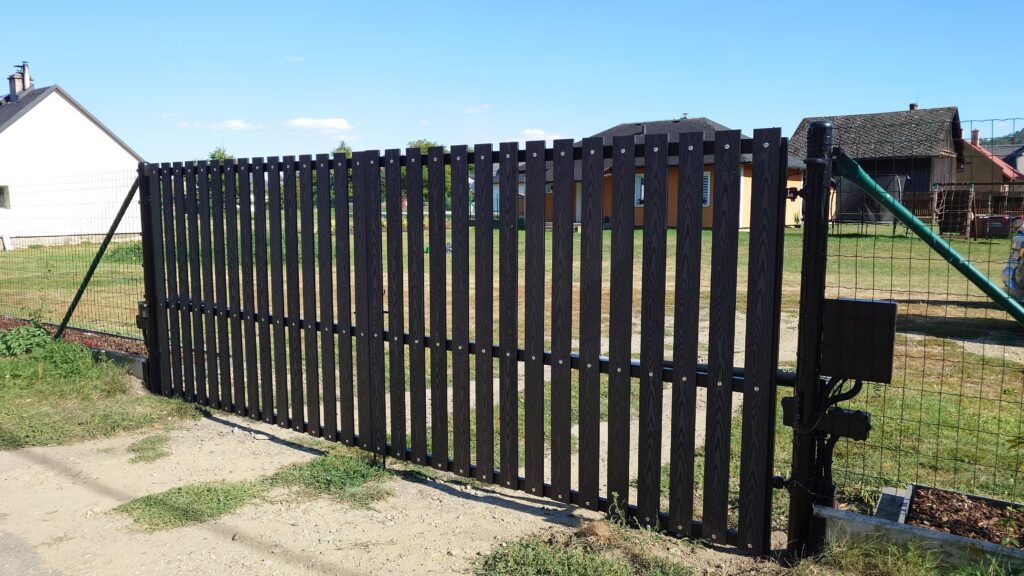 Křídlové brány a ploty s dřevoplastovou výplní